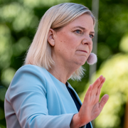 Magdalena Andersson (S)/fotbollssupportrar kollar EM.