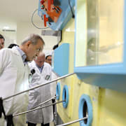 Irans president Masoud Pezeshkian besöker en kärnanläggning i Iran under hösten,