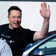 Elon Musk utanför en Teslafabrik i Tyskland tidigare i år. 