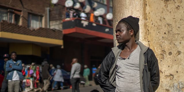 Lokalbor betraktar räddningsinsatsen i Johannesburg. Jerome Delay / AP