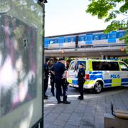  Poliser i Farsta centrum dagen efter skjutningen.