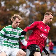 Västerås SK:s Herman Magnusson och Gais Julius Lindberg under fotbollsmatchen i Superettan mellan Västerås SK och Gais den 29 oktober 2023 i Västerås. 
