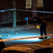 Polisens kriminaltekniker arbetar innanför avspärrningarna på Skräddarbyn i Bunkeflostrand