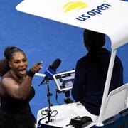 Serena Williams skäller ut domaren Carlos Ramos.