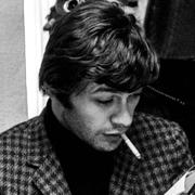 Robbie Robertson till Bob Dylans vänstra sida vid deras besök i Stockholm 1966.