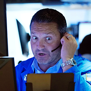 Investerare på Wall Street och Space X-raket.