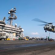 Arkivbild från amerikanska flottan som visar en MH-60S Sea Hawk-helikopter vid USS Carl Vinson. Från 2025.
