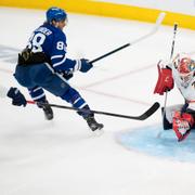 William Nylander sätter pucken bakom Sergej Bobrovskij.