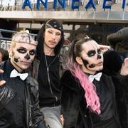 Tre fans köar inför Lady Gagas första av tre konserter på Avicii Arena.