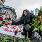 En installation i Köln för att hedra offren under protesterna i Iran.