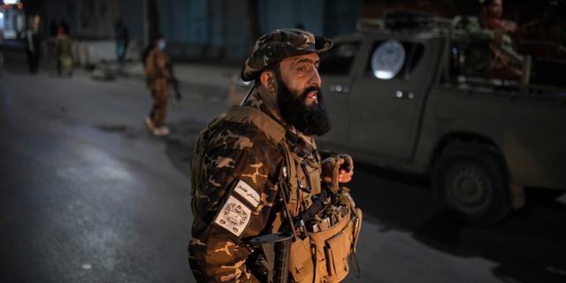 Talibanerna blockerar en väg i samband med tisdagens attack. Mannen på bilden är inte Hamdullah Mokhlis. Ahmad Halabisaz / TT NYHETSBYRÅN