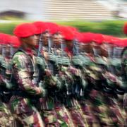 Indonesiska arméns specialstyrkor under en parad. 