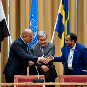 Jemens utrikesminster Khaled Hussein al-Yamani skakar hand med Mohammed Abdulsalam, ledare av Hutiernas delegation vid jemensamtalen i Stockholm 2018.  FN:s generalsekreterare Antonio Guterres och dåvarande utrikesminister Margot Wallström