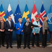 Gruppbild tagen vid Nordiska rådets 77:e session i Stockholm. Från vänster: Färöarnas lagman Aksel Vilhelmsson Johannesen, Norges statsminister Jonas Gahr Støre,, Ålands lantråd Katrin Sjögren, Finlands statsminister Petteri Orpo, Europeiska kommissionens ordförande Ursula von der Leyen, Sveriges statsminister Ulf Kristersson, Danmarks statsminister Mette Frederiksen, och Islands statsminister Kristrún Frostadóttir. 