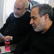 Mohammad Ghalibaf, i mitten, och Abbas Araghchi, till höger, lyssnar på Ghalibafs rådgivare Abolfazl Amouei på ett flyg till Schweiz inför förhandlingar med USA den 21 juni 2026. Bild från den statskontrollerade iranska nyhetsbyrån ICANA via AP.