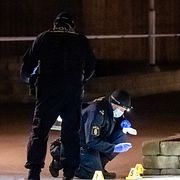 Polisens kriminaltekniker vid brottsplatsen.