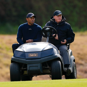 Tiger Woods lämnar sin egen tävling Genesis Invitational. 