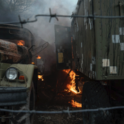 Arkivbilder. Ukrainsk brinnande lastbil/En flykting från Ukraina anländer till Polen.