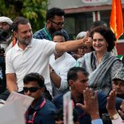 Supportrar hälsar på Rahul Gandhi och Priyanka Gandhi i Mumbai den 16 mars 2024.