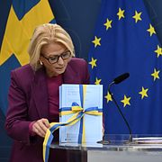 
Finansminister Elisabeth Svantesson tillsammans med sin höstbudget i september förra året. DN beskriver den som ”tidernas valfläsksbudget”.