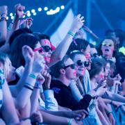 Publiken håller händerna i luften när Fatboy Slim spelar på Weekendfestivalen på Östermalms IP i Stockholm 2016. 