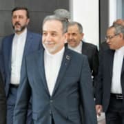 Irans utrikesminister Abbas Araghchi, i mitten, vid den tidigare förhandlingsrundan med USA i Muscat, Oman, den 6 februari 2026. 