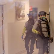 Polisen är på plats i Lindesberg där två skolor och lasarettet är inrymda. 
