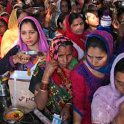 Kvinnor i kö för att besöka templet under Mahashivratri-festivalen