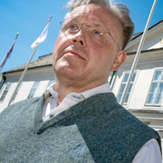 John Walter (t v), pappan Hans-Erik Sjöholm framför Rådhuset på Stora torget i Falun (t h)