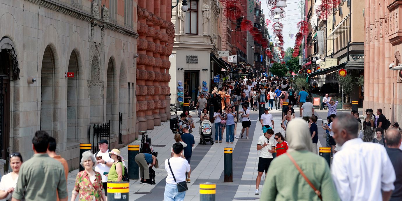 Turister på Drottninggatan på midsommardagen.