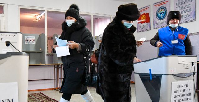 Kirgizer som röstar. Vladimir Voronin / TT NYHETSBYRÅN