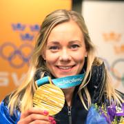 Frida Hansdotter visar upp sin guldmedalj när hon anländer till Arlanda efter vinter -OS i Pyeongchang i Sydkorea.