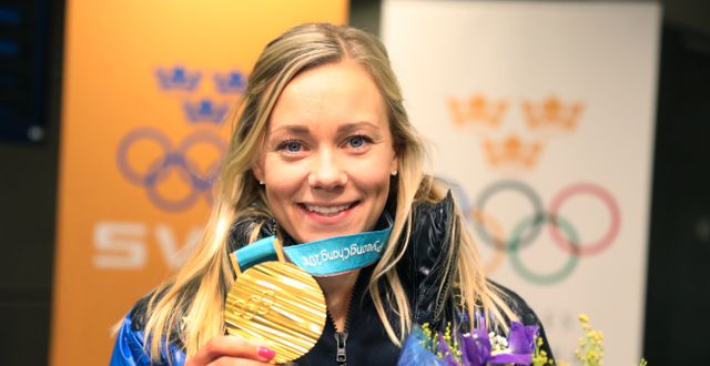 Frida Hansdotter visar upp sin guldmedalj när hon anländer till Arlanda efter vinter -OS i Pyeongchang i Sydkorea. Sören Andersson/TT / TT NYHETSBYRÅN