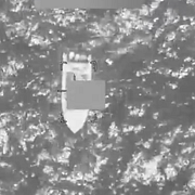 Stillbild från en video som USA:s militär delat på X. Videon visar en båt som träffas och försvinner i ett edlhav.