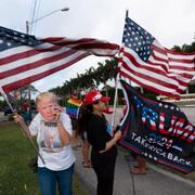 Trumpsupporters utanför Trumps golfklubb i Florida.