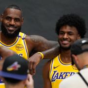 LeBron James och Bronny James poserar för fotograferna.