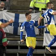 Valon Berisha jublar efter sitt mål för Kosovo.