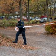 Polis vid avspärrningen.