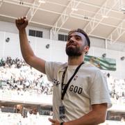 Abdul Khalili tackas av när han lämnar Hammarby.