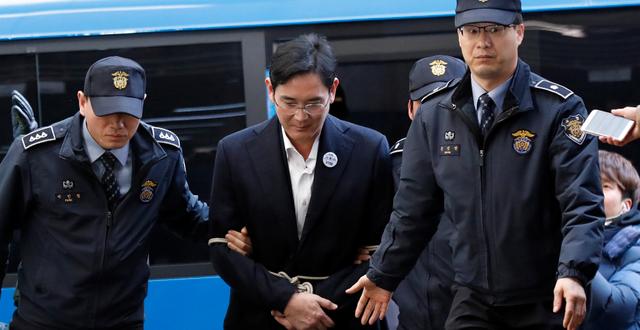 Lee Je-Yong förs till förhör efter en natt i cellen KIM HONG-JI / TT NYHETSBYRÅN
