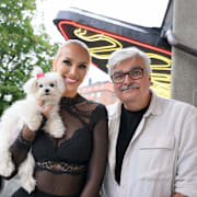 Två av deltagarna i första säsongen: Julia Franzén, med hunden Maya, och Håkan Juholt.