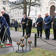 Stefan Löfven, Håkan Juholt, Göran Persson, Ingvar Carlsson, partiledare Magdalena Andersson och Mona Sahlin vid Palmes grav.