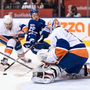 Islanders målvakt Thomas Greiss räddar Willian Nylanders målförsök.