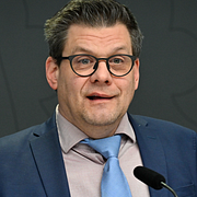 Jonas Trolle, generaldirektör för Brottsförebyggande rådet, till vänster. Polis utanför Brinellskolan till höger.