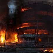 En byggnad står i brand efter en rysk attack mot Kyiv den 24 maj i år.
