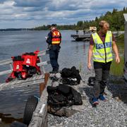 Bärgning av vrakdelar från flygplanet i den flygolycka där nio personer omkom i söndags.