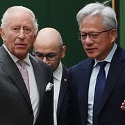 Storbritanniens kung Charles III och Nvidias vd Jensen Huang på ett AI-möte i Skottland.