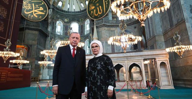 Erdogan tillsammans med sin fru Emine inne i Hagia Sofia under torsdagen. TT NYHETSBYRÅN