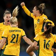 Steph Catley firar med lagkamrater.