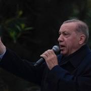 Erdogan talar till sina supportrar efter valsegern. 